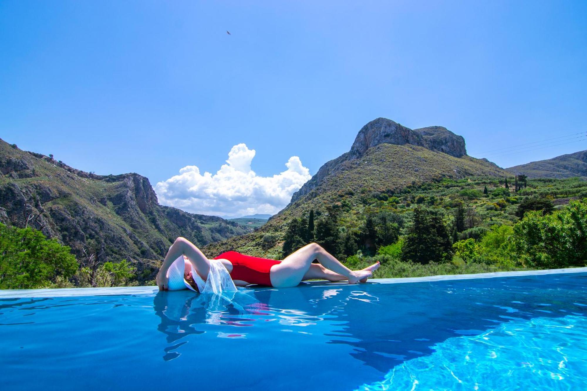 Heated Private Ozone Salt Pool, Jacuzzi, Cinema Inside & Outside, Ping Pong, Billiard, Ps5, Playground, Giant Chess, Giant Monopoly, Table Football, 3X Surround Sound - Villa Rokka Luxe Kíssamos Buitenkant foto