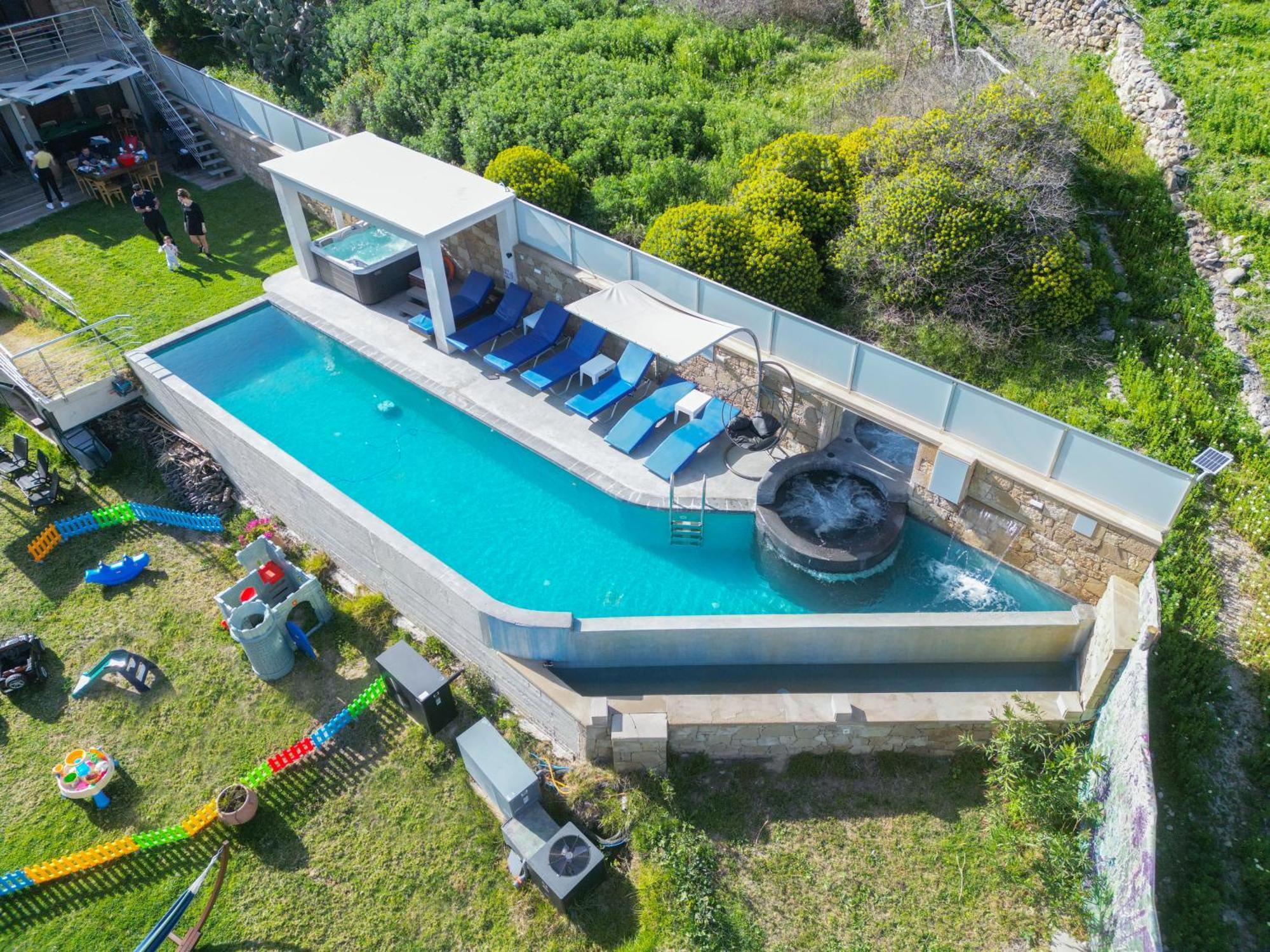Heated Private Ozone Salt Pool, Jacuzzi, Cinema Inside & Outside, Ping Pong, Billiard, Ps5, Playground, Giant Chess, Giant Monopoly, Table Football, 3X Surround Sound - Villa Rokka Luxe Kíssamos Buitenkant foto