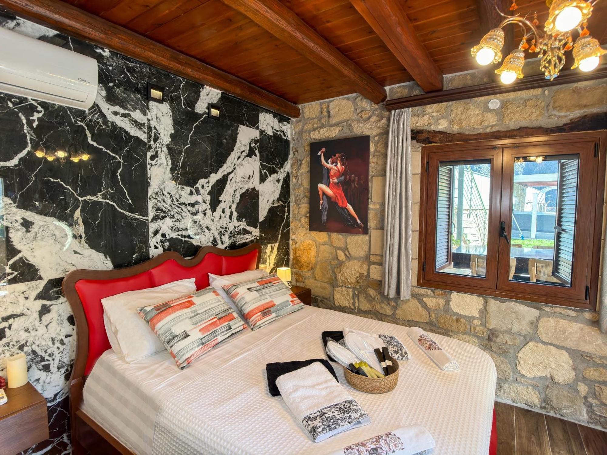 Heated Private Ozone Salt Pool, Jacuzzi, Cinema Inside & Outside, Ping Pong, Billiard, Ps5, Playground, Giant Chess, Giant Monopoly, Table Football, 3X Surround Sound - Villa Rokka Luxe Kíssamos Buitenkant foto
