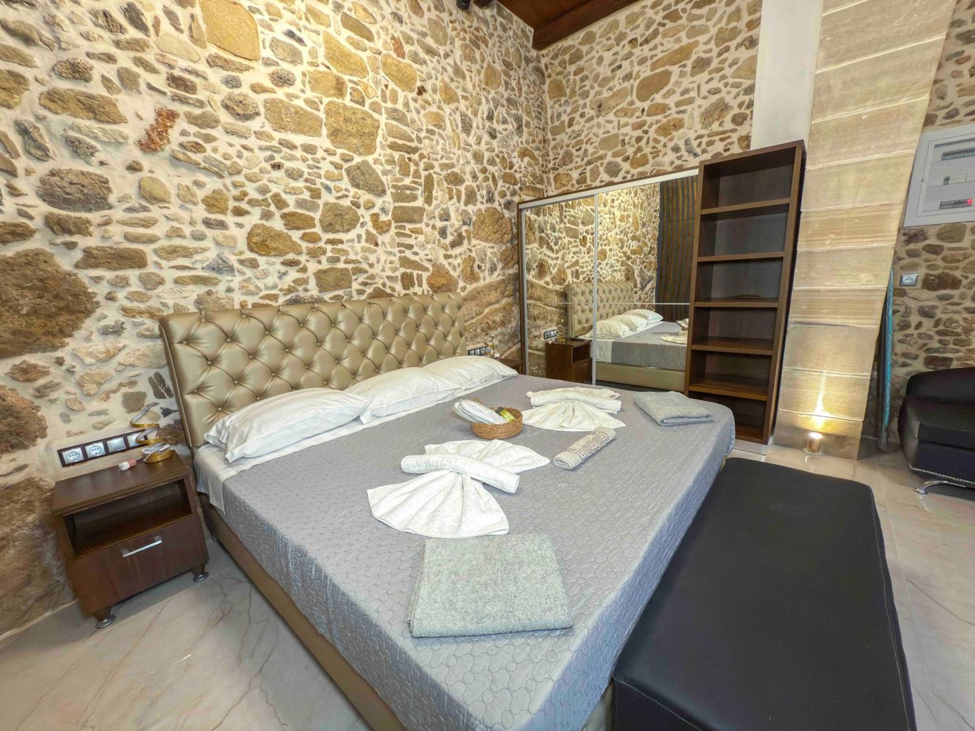 Heated Private Ozone Salt Pool, Jacuzzi, Cinema Inside & Outside, Ping Pong, Billiard, Ps5, Playground, Giant Chess, Giant Monopoly, Table Football, 3X Surround Sound - Villa Rokka Luxe Kíssamos Buitenkant foto