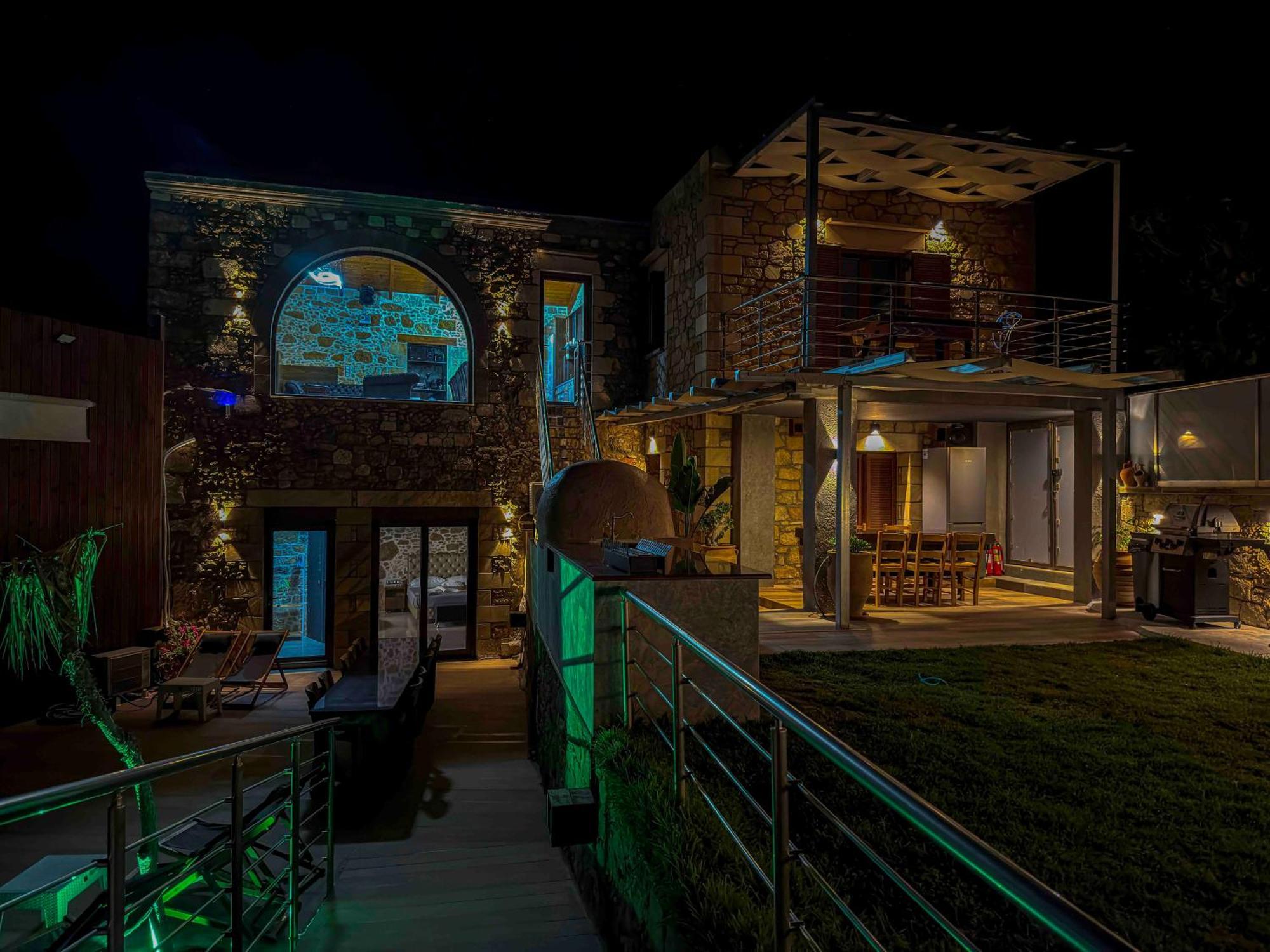 Heated Private Ozone Salt Pool, Jacuzzi, Cinema Inside & Outside, Ping Pong, Billiard, Ps5, Playground, Giant Chess, Giant Monopoly, Table Football, 3X Surround Sound - Villa Rokka Luxe Kíssamos Buitenkant foto