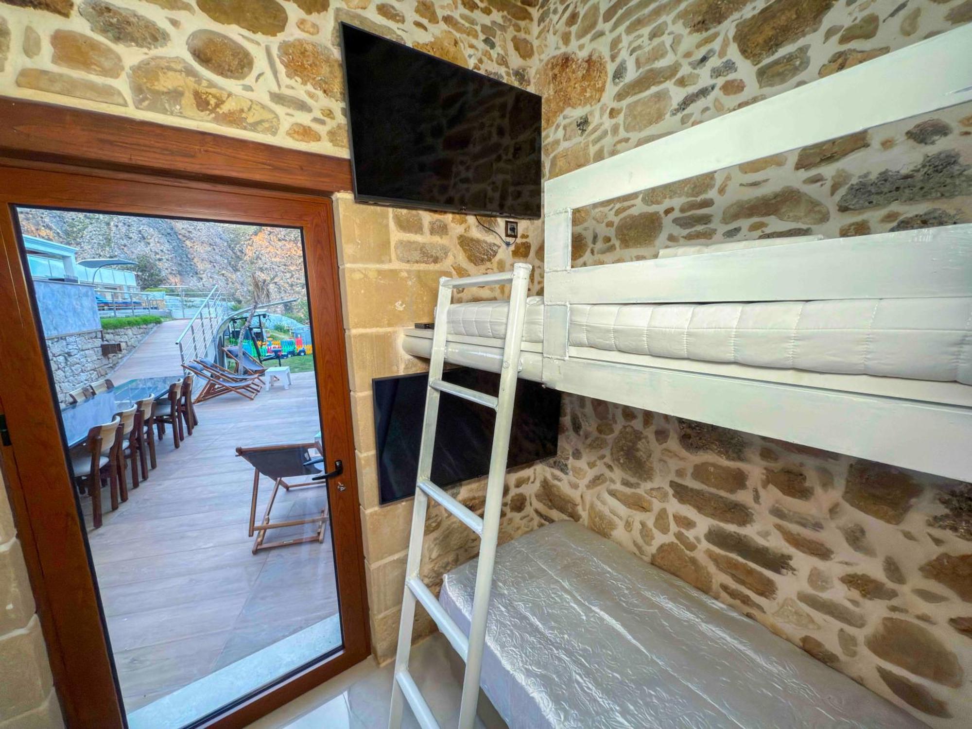 Heated Private Ozone Salt Pool, Jacuzzi, Cinema Inside & Outside, Ping Pong, Billiard, Ps5, Playground, Giant Chess, Giant Monopoly, Table Football, 3X Surround Sound - Villa Rokka Luxe Kíssamos Buitenkant foto