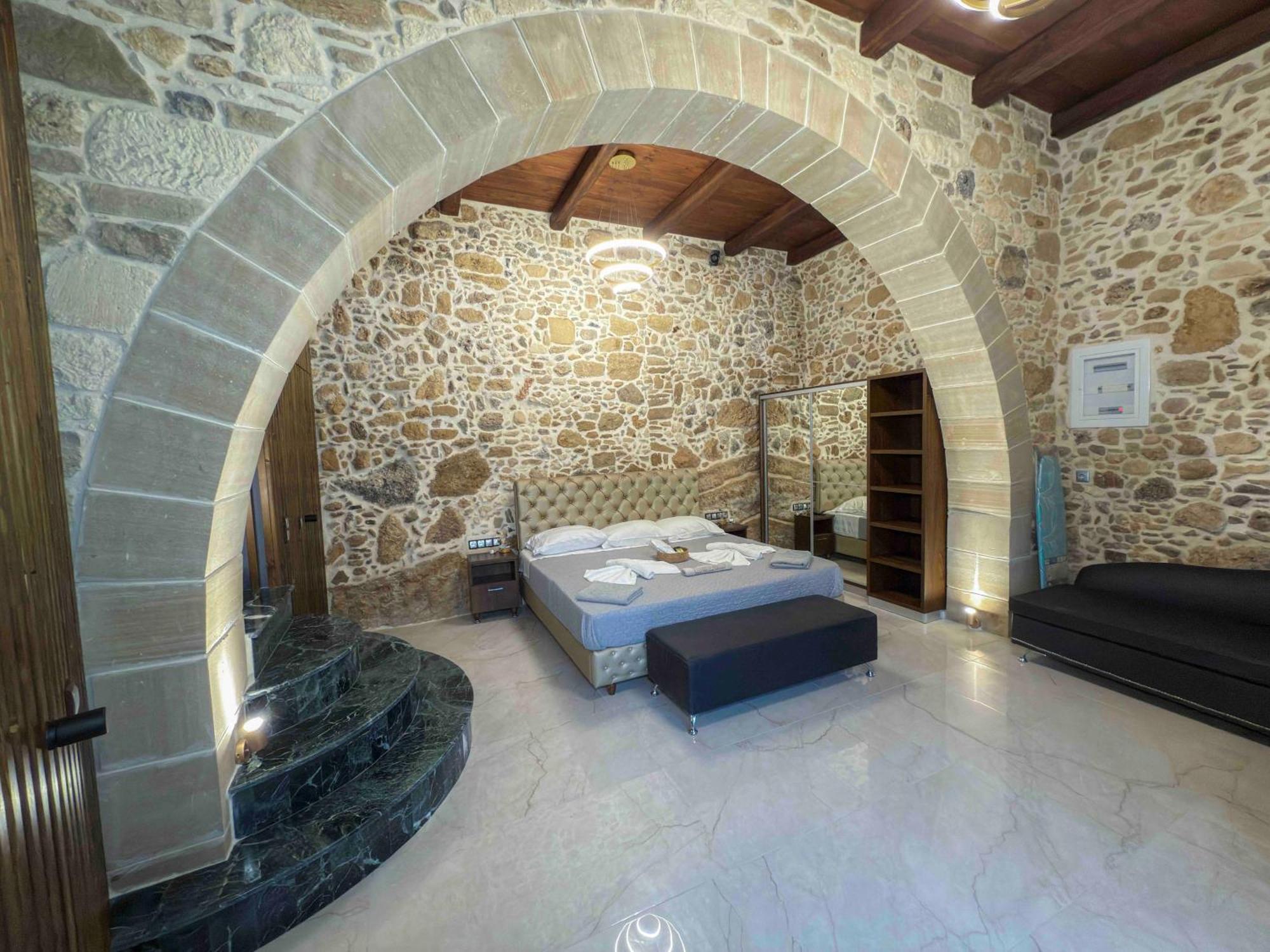 Heated Private Ozone Salt Pool, Jacuzzi, Cinema Inside & Outside, Ping Pong, Billiard, Ps5, Playground, Giant Chess, Giant Monopoly, Table Football, 3X Surround Sound - Villa Rokka Luxe Kíssamos Buitenkant foto