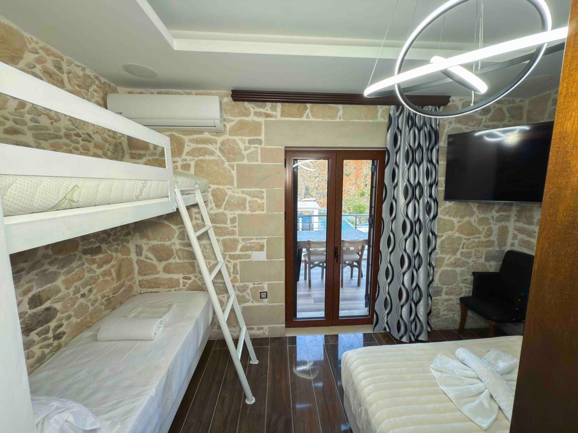 Heated Private Ozone Salt Pool, Jacuzzi, Cinema Inside & Outside, Ping Pong, Billiard, Ps5, Playground, Giant Chess, Giant Monopoly, Table Football, 3X Surround Sound - Villa Rokka Luxe Kíssamos Buitenkant foto