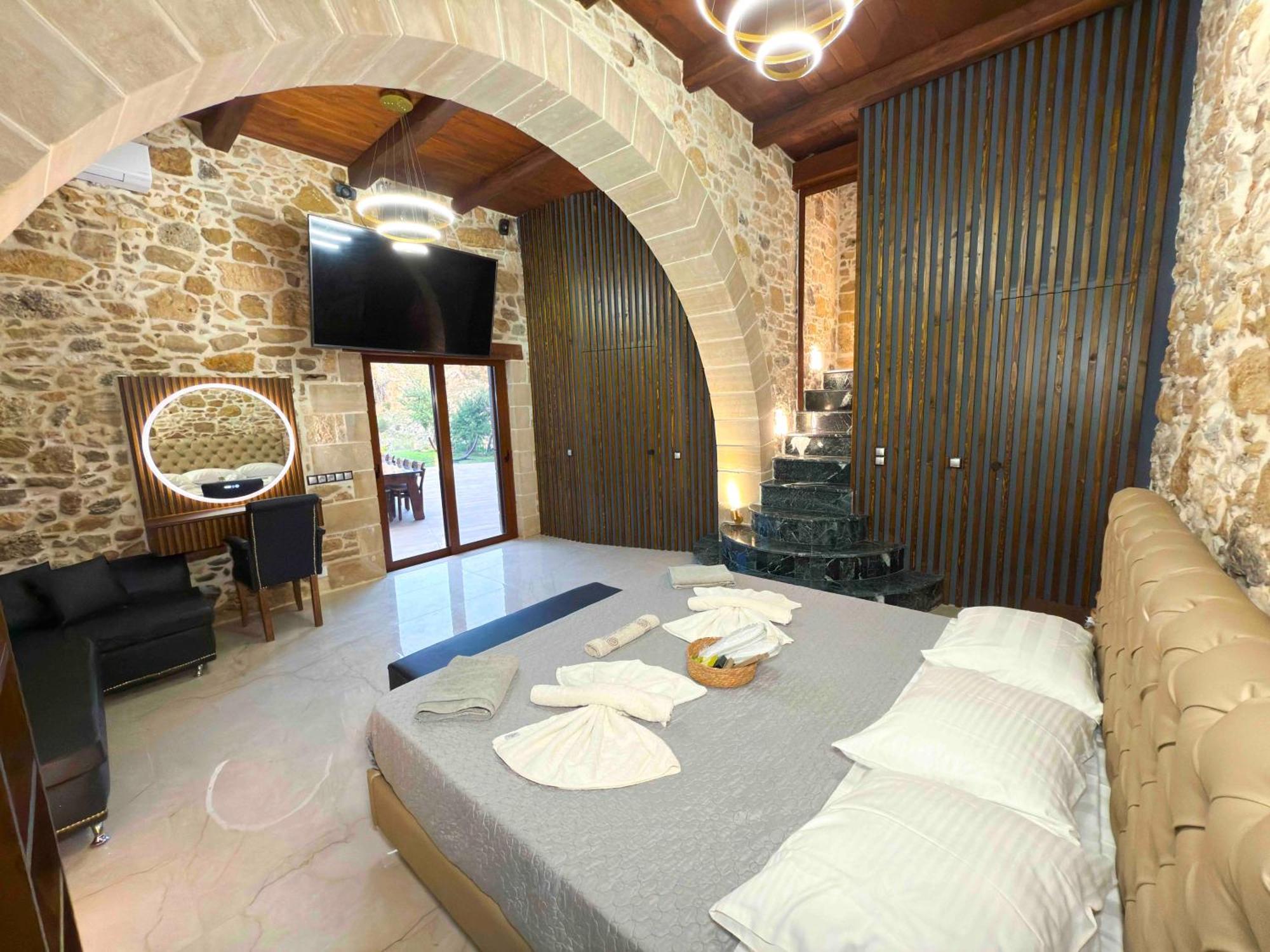 Heated Private Ozone Salt Pool, Jacuzzi, Cinema Inside & Outside, Ping Pong, Billiard, Ps5, Playground, Giant Chess, Giant Monopoly, Table Football, 3X Surround Sound - Villa Rokka Luxe Kíssamos Buitenkant foto